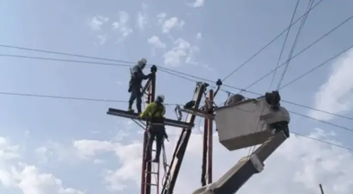 Para fortalecer el servicio eléctrico en la ciudad de Coro, la clase laboral de Corpoelec realizó mantenimiento preventivo y correctivo a redes de distribución