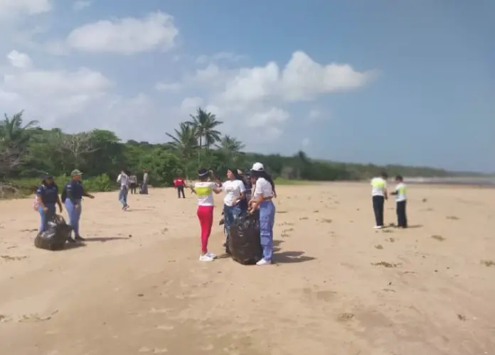 Desde la playa Aserrador del municipio Tocópero se llevó a cabo en el un plan de saneamiento Ambiental por parte de brigada ecosocialista y habitantes voluntarios.