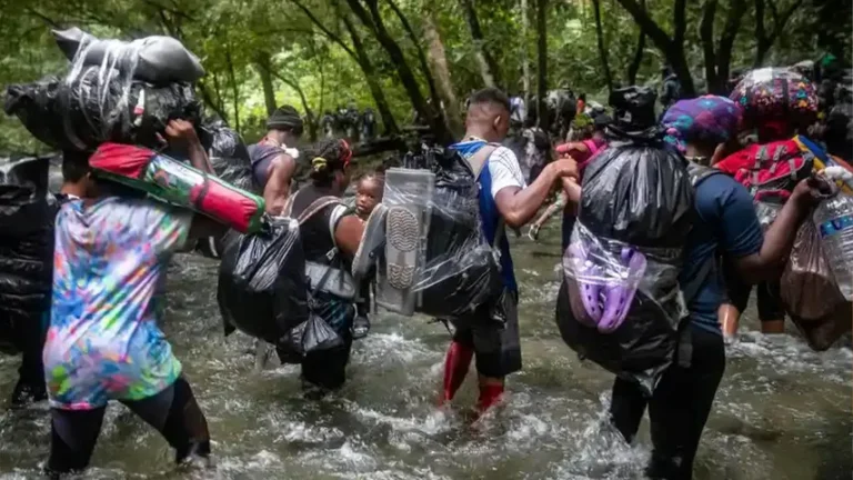 El flujo de migrantes por el Darién cae un 94% en enero, marcando una baja “histórica”