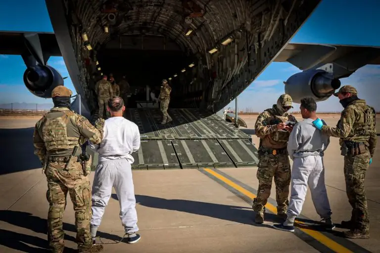 Juez de EE.UU. bloqueó traslado de tres venezolanos detenidos a Guantánamo