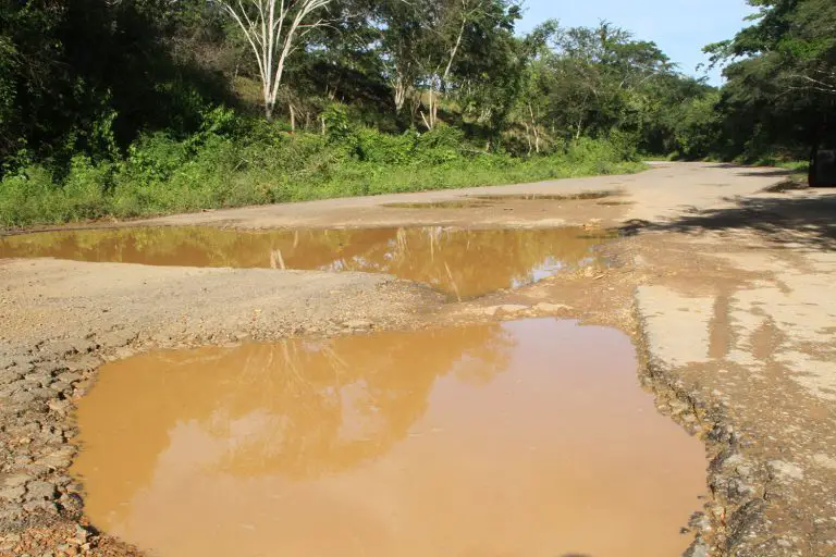 En la carretera Coro-Churuguara una falla de borde amenaza con causar una situación trágica debido a su magnitud y a su ubicación entre dos curvas.