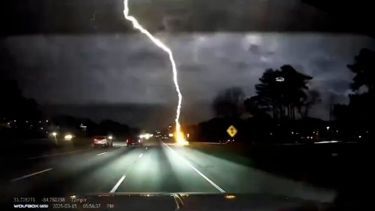 Un poderoso rayo casi alcanza un vehículo en movimiento en EE.UU. (VIDEO)