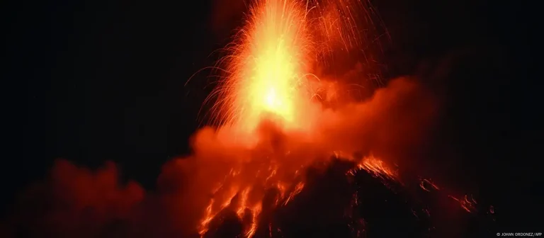 Guatemala evacúa a un millar de personas por erupción de volcán de Fuego (+VIDEO)