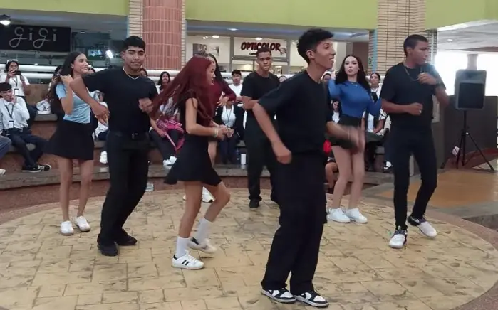 Un total de 12 jóvenes aprendices del Inces en la Península de Paraguaná, protagonizaron una actividad recreativa en el Centro Comercial Las Virtudes.