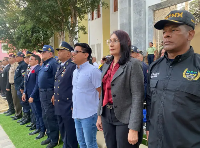 Este lunes se realizó la transmisión de mando de la dirección de Polimiranda, la cual pasó del coronel Arturo Ramos Sáenz al comisario jefe Eduardo José Polanco