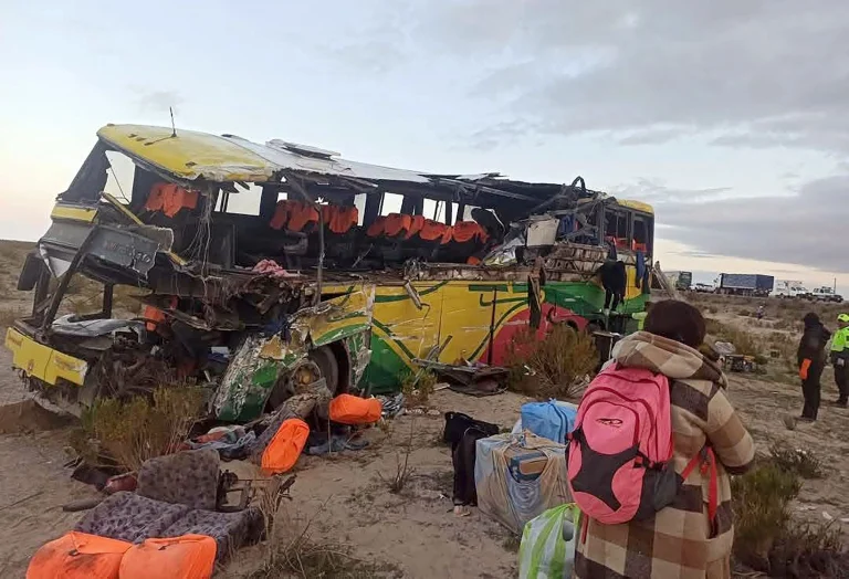 En Bolivia al menos 15 fallecidos y 19 heridos en accidente de carretera