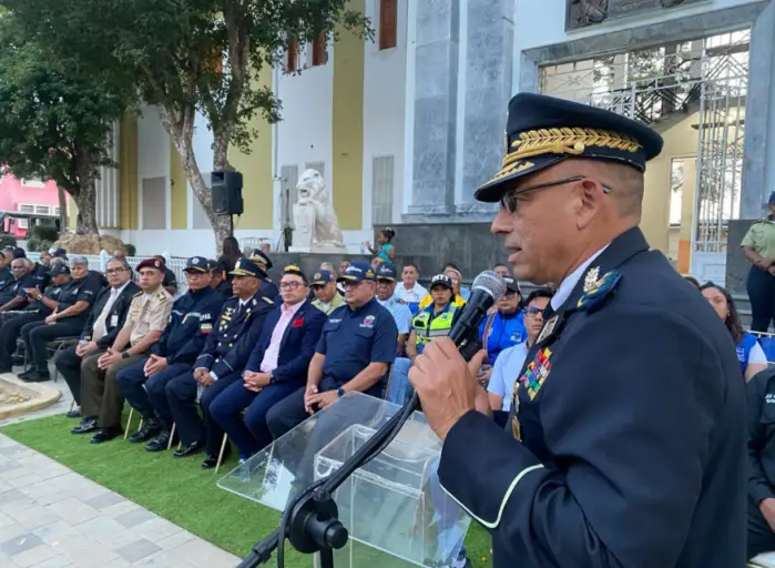 Este lunes se realizó la transmisión de mando de la dirección de Polimiranda, la cual pasó del coronel Arturo Ramos Sáenz al comisario jefe Eduardo José Polanco