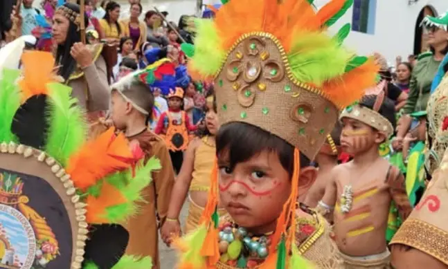 La alegría y la emoción se desbordó este viernes por las calles de Churuguara con el desfile pedagógico integrado por 30 comparsas y ocho carrozas.