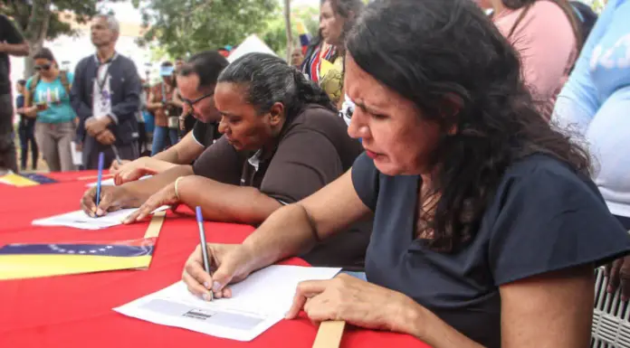 El pueblo de Falcón salió a manifestarse y con su firma apoyar las acciones que adelanta el Gobierno Bolivariano para defender a los migrantes venezolanos.