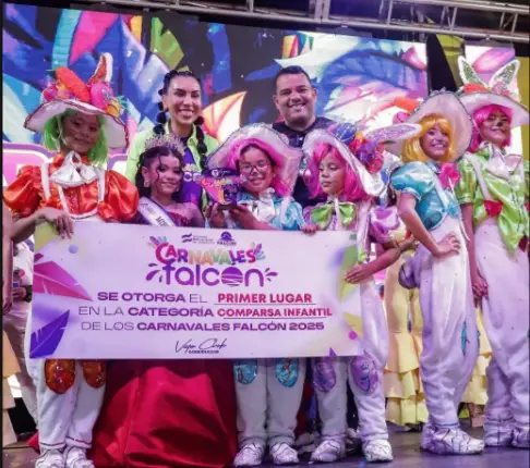 La avenida Jacinto Lara de la ciudad de Punto Fijo se convirtió en el escenario para que las comparsas y carrozas de los Carnavales brillarán.