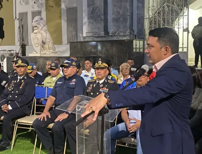 Este lunes se realizó la transmisión de mando de la dirección de Polimiranda, la cual pasó del coronel Arturo Ramos Sáenz al comisario jefe Eduardo José Polanco