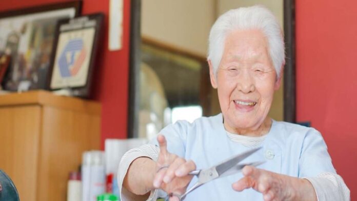 Japonesa de 108 años es reconocida como peluquera en activo más mayor del mundo