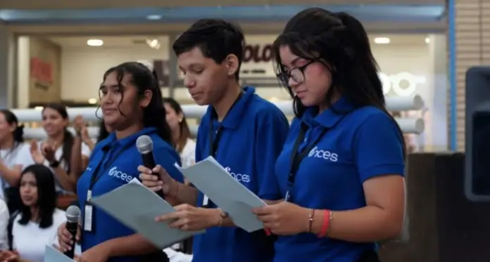 Un total de 12 jóvenes aprendices del Inces en la Península de Paraguaná, protagonizaron una actividad recreativa en el Centro Comercial Las Virtudes.