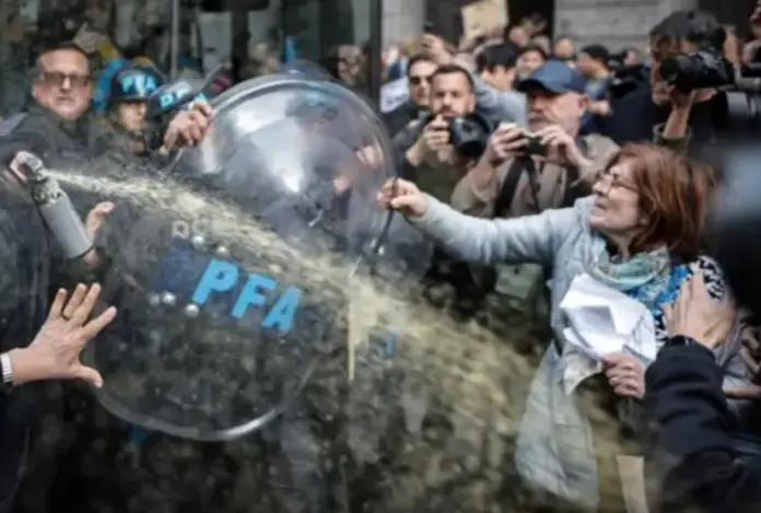 Medios argentinos han reportado un amplio despliegue policial organizado por el Gobierno del presidente Javier Milei en los alrededores del Congreso.