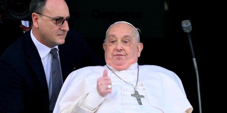 La nueva etapa del Papa tras la hospitalización será con una “recuperación rigurosa”