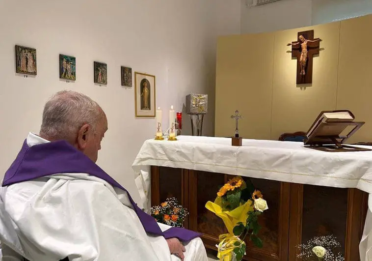 El Vaticano comparte la primera imagen del Papa desde su ingreso en el hospital Gemelli