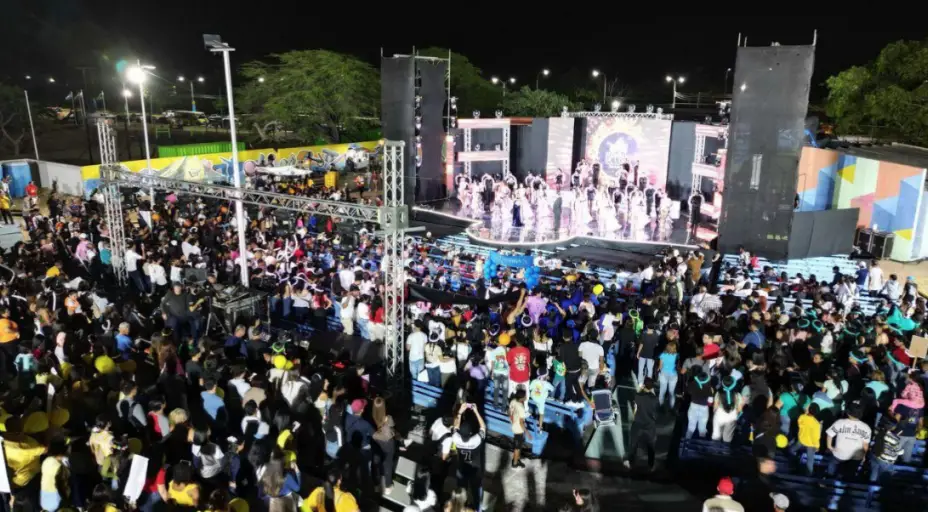 En el Reinado de Coro Nakarid Chirinos fue electa como la nueva soberana de la belleza de la capital falconiana, mientras Fabiana Petit, obtuvo la corona de Carnaval.