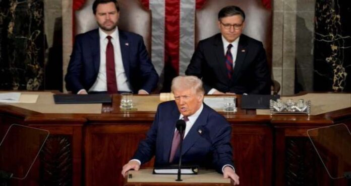 Entre abucheos y aplausos Trump defendió sus directrices políticas ante el Congreso de EE.UU.