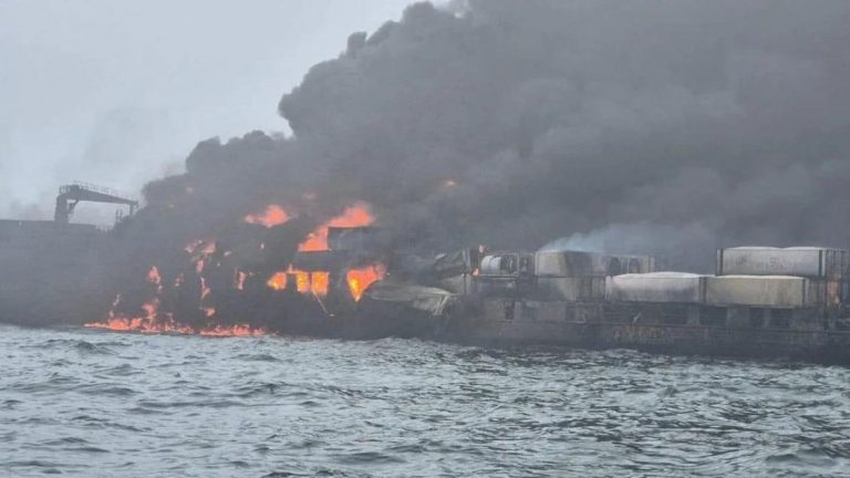 Un petrolero y un carguero se incendian tras colisionar en el mar del Norte (VIDEO)