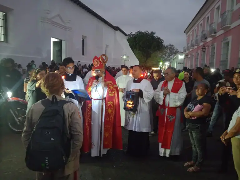 Fieles conmemoran la Pasión y Muerte de Cristo y recuerdan las Siete Palabras