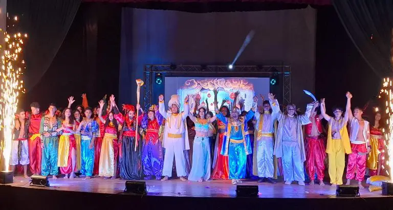 Estudiantes del Madre Cecilia II derrocharon talento en musical Aladdín
