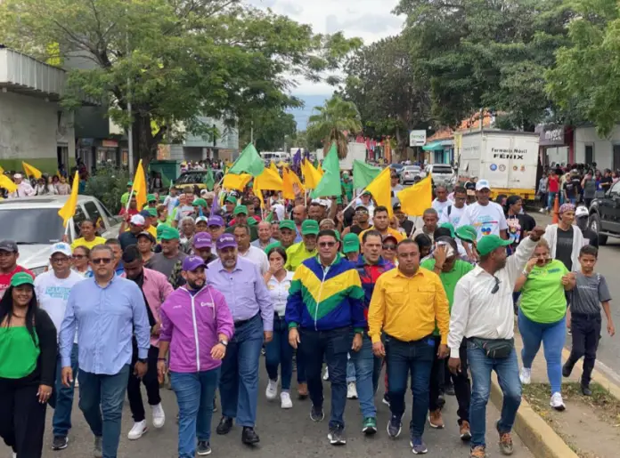 La oposición en el estado Falcón dio inicio a su campaña electoral con una marcha que partió de la plaza San Antonio y recorrió la calle Garcés con Bolívar.