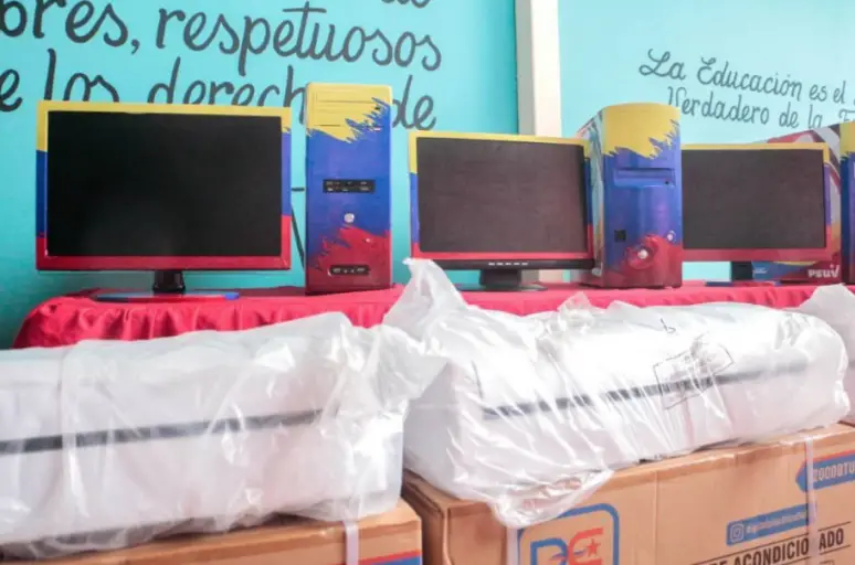 El gobernador de Falcón, Víctor Clark y la Comuna de Los Perozos hicieron entrega de 14 computadoras y aires acondicionados a la Unidad Educativa.