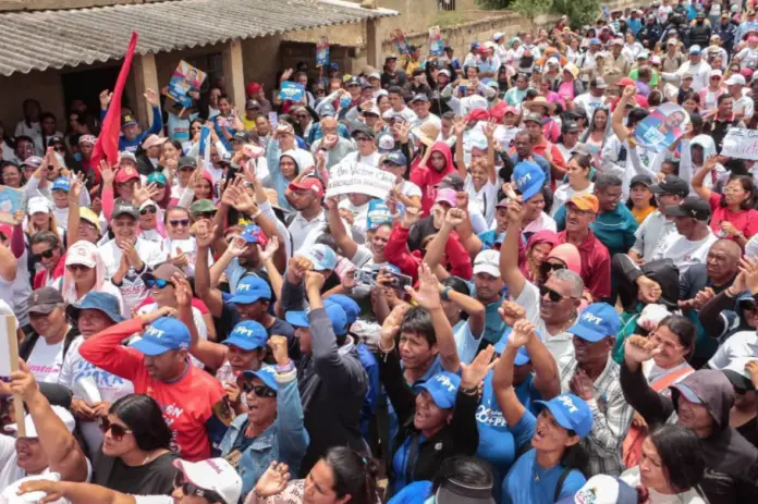 El candidato de la Patria a la Gobernación de Falcón, Víctor Clark, se fue este miércoles para un casa a casa en la parroquia El Vínculo, municipio Falcón.