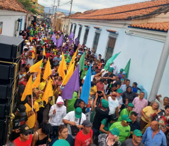 La oposición en el estado Falcón dio inicio a su campaña electoral con una marcha que partió de la plaza San Antonio y recorrió la calle Garcés con Bolívar.