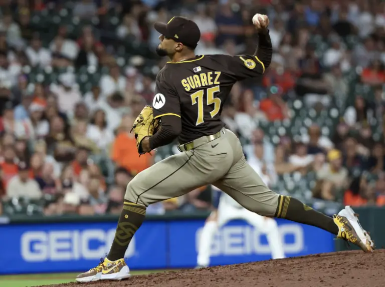 MLB| Numeritos de Robert Suárez llegan a los de Dennis Eckersley