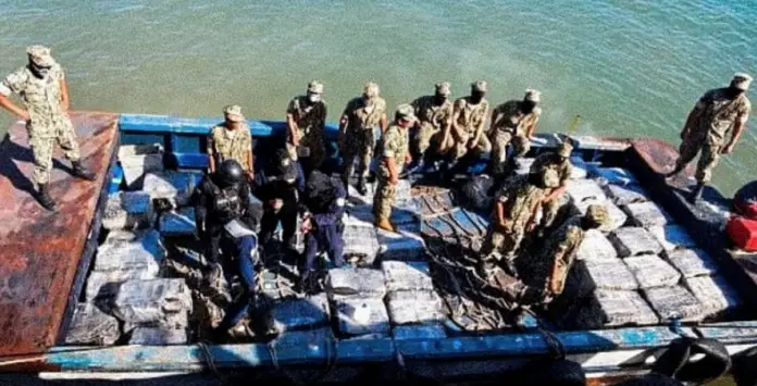 Un individuo venezolano fue puesto en detención preventiva después de su arresto a bordo de una embarcación que transportaba 2.9 toneladas de cocaína.