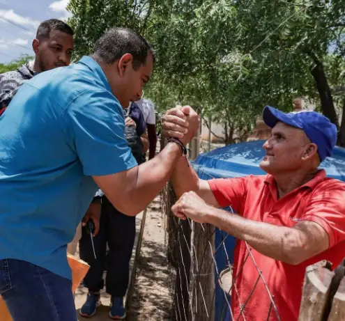 En un casa a casa, el candidato a la gobernación de Falcón, Víctor Clark recibieron total respaldo de la población para anotarse como ganadores este 25 de mayo.