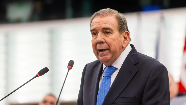 Hospitalizan a Edmundo González tras sufrir “episodio súbito de baja tensión”