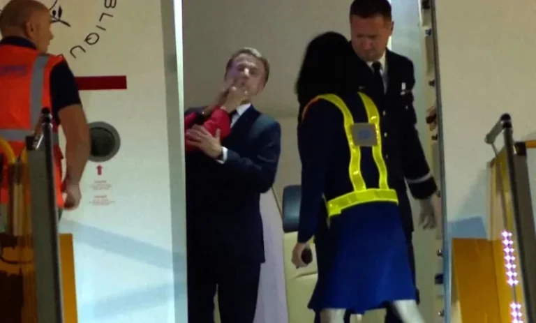 ¿Emmanuel Macron «cacheteado» por de su esposa? +VIDEO
