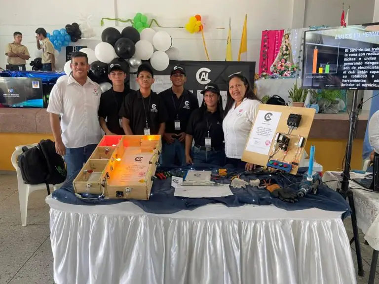 Exponen proyectos socioproductivos en la UEC Padre Víctor Iriarte Fe y Alegría