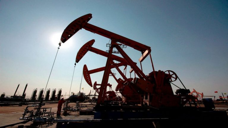 Opep confirma recortes petroleros hasta 2026 pese a posible alza en julio