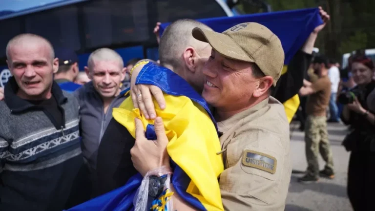 Zelenski anuncia el regreso de 303 prisioneros y cierra histórico intercambio con Rusia