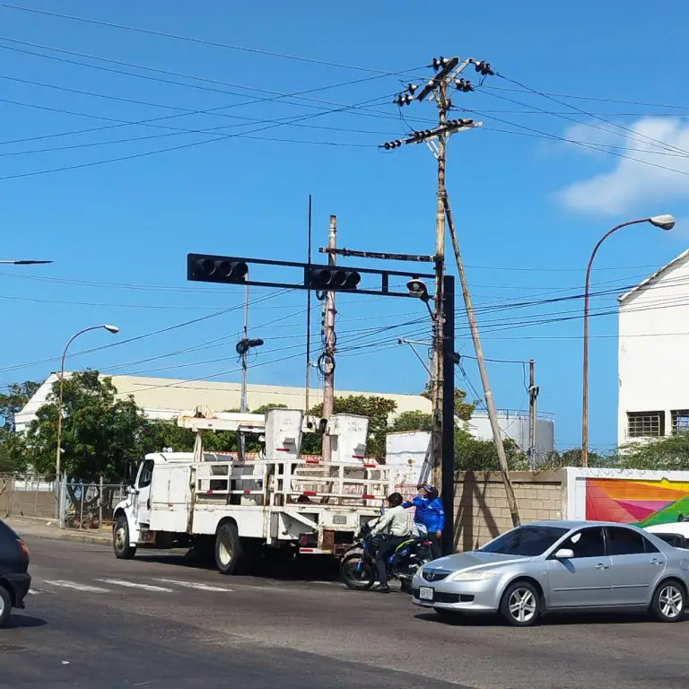 Alcaldía de Carirubana recupera semáforo de la avenida Coro