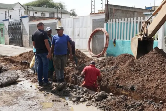 Llevando respuestas a los habitantes del municipio Miranda, el Plan Miranda Sin Botes ejecutó trabajos en la red de aguas servidas en la calle Libertad.