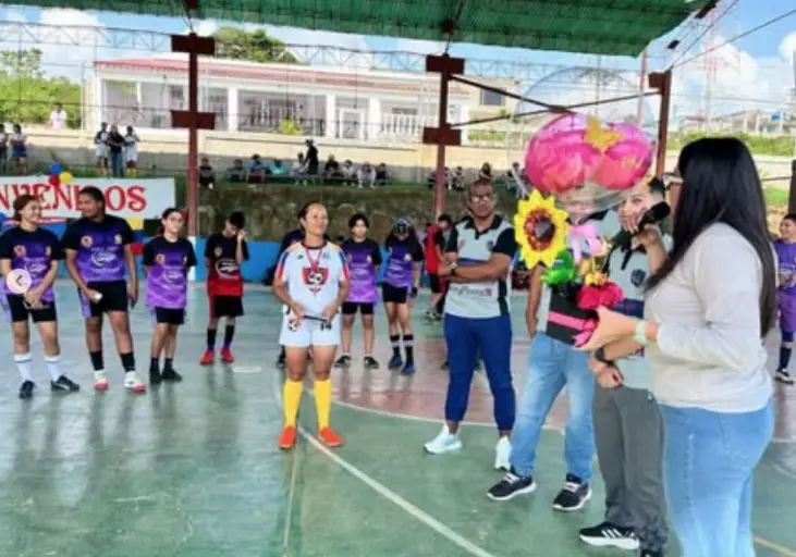 La alcaldesa del municipio Federación, Nayrobi Osteicoechea fue la invitada de honor del campeonato de fútbol femenino y masculino que arrancó este viernes.