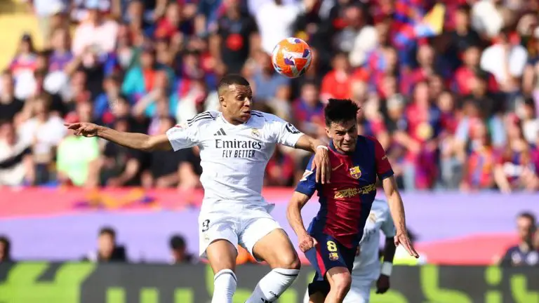 El Barça golea al Madrid pese al triplete de Mbappé y acaricia la Liga