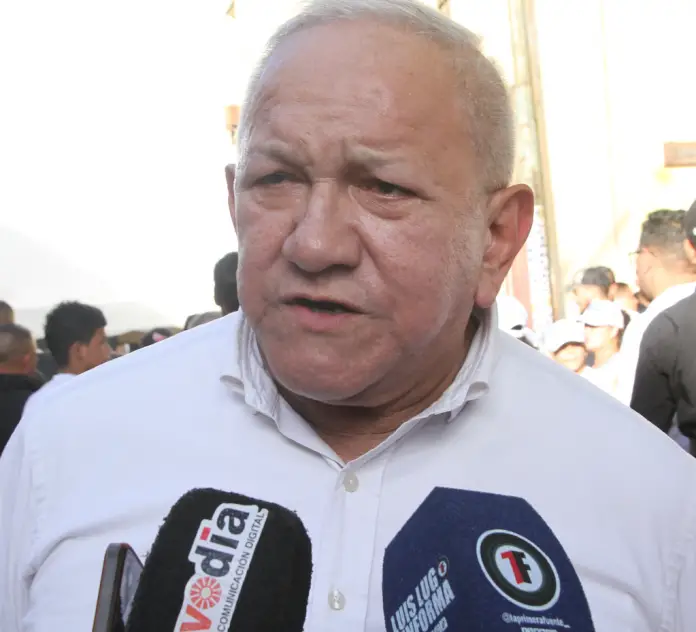 El coordinador nacional del partido AD, Bernabé Gutiérrez, levantó la mano de Javier Bertucci en señal de su apoyo, al mismo tiempo que instó a votar.