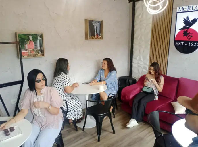 En los espacios de Los Solares de Casa Lugo, en el centro histórico de Casa Lugo, "Merlot, vinos&tapas" incorporó el tradicional café