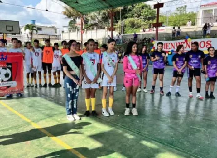 La alcaldesa del municipio Federación, Nayrobi Osteicoechea fue la invitada de honor del campeonato de fútbol femenino y masculino que arrancó este viernes.