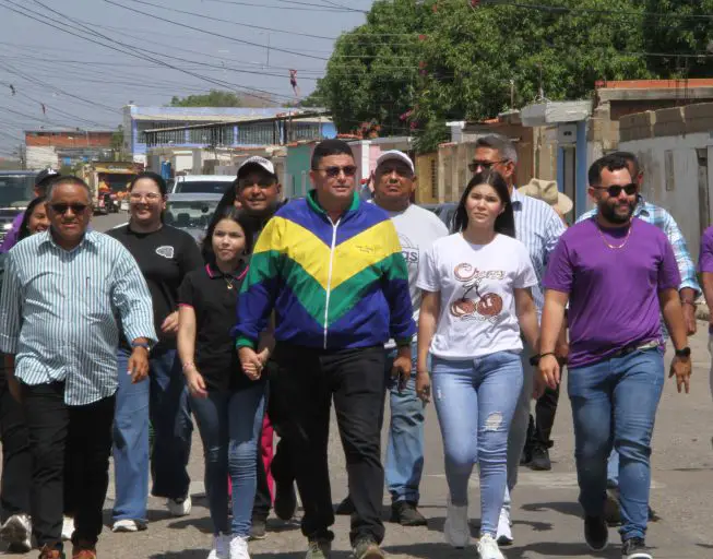 El candidato a la Gobernación de Falcón por la Alianza Democrática, Oscar García, votó en la EPB Diego León Zuniaga de Coro.