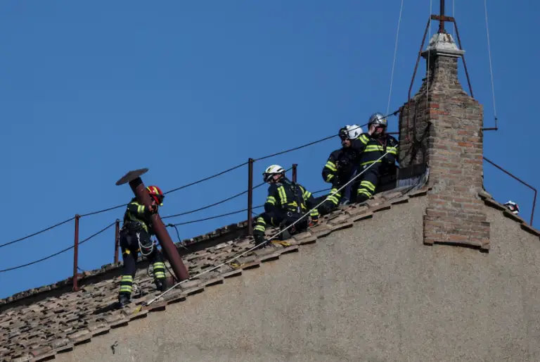 El Vaticano instala la chimenea por la que se anunciará al nuevo papa