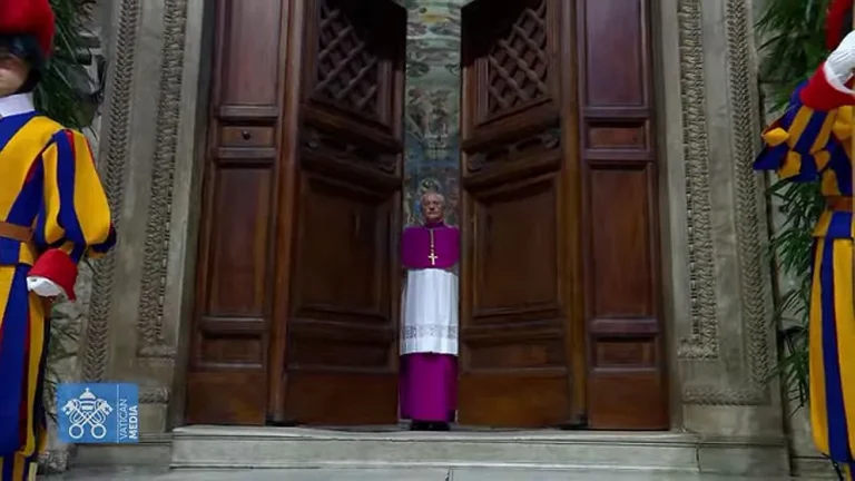 Cardenales se encierran en la Capilla Sixtina para elegir al nuevo obispo de Roma