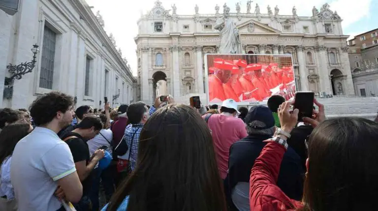 Más de 30.000 personas esperan la primera fumata en la plaza de San Pedro