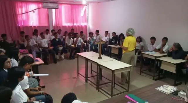 Estudiantes del liceo Inces Falcón conocen raíces de la Cruz de Mayo