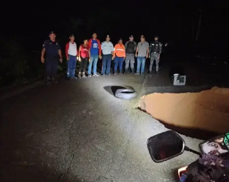 Este miércoles una alcantarilla metálica corrugada de 1.65 metros de diámetro colapsó en la vía que conecta Capadare y La Paloma en el municipio Acosta.